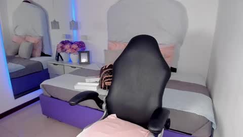 Snapshot of darle_volant chatting on 09-13-25, 01:44 Darle Volant online show from 09-13-25, 01:44