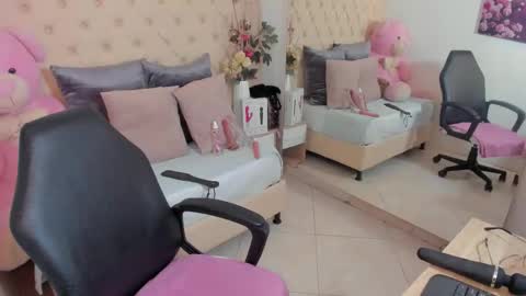 Snapshot of darle_volant chatting on 10-28-25, 11:07 Darle Volant online show from 10-28-25, 11:07