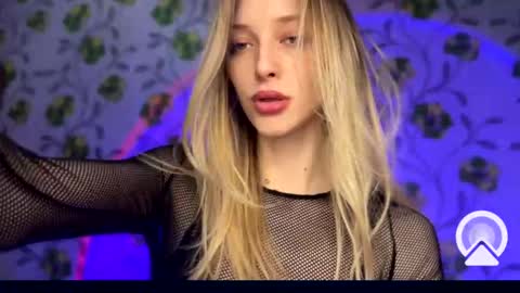 Snapshot of darlingdarinka chatting on 12-14-25, 03:39 D online show from 12-14-25, 03:39