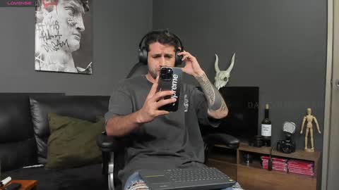 Snapshot of davevilboy chatting on 12-06-24, 01:22 Daves online show from 12-06-24, 01:22