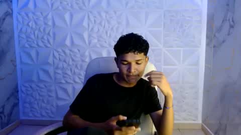 Snapshot of davexxx_ chatting on 06-11-26, 02:44 Dave online show from 06-11-26, 02:44