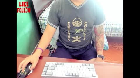 Snapshot of david_2789 chatting on 11-17-25, 02:12 David online show from 11-17-25, 02:12