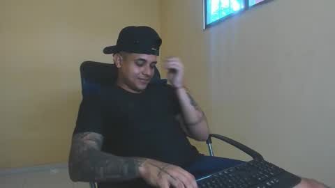 Snapshot of davidlenonn_ chatting on 10-23-25, 02:49 Lennon online show from 10-23-25, 02:49