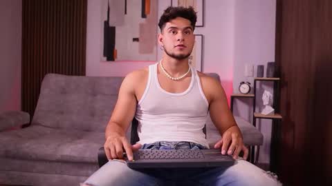 Snapshot of davies_brown chatting on 10-28-25, 08:33 Davies brown    schedule 12pm to 5pm col time online show from 10-28-25, 08:33