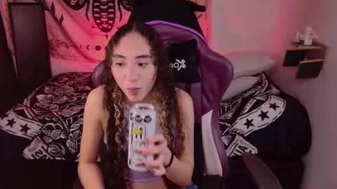 Snapshot of davina_heart chatting on 11-23-25, 04:07 Davina online show from 11-23-25, 04:07