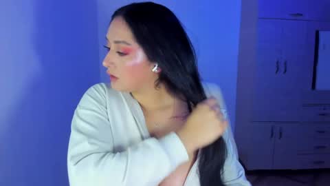 Snapshot of daysi_glow chatting on 06-05-26, 10:04 online show from 06-05-26, 10:04