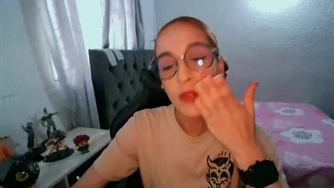 Snapshot of dear_juliet chatting on 09-16-25, 10:00 Juliet online show from 09-16-25, 10:00