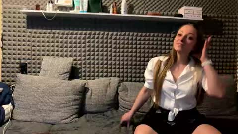 Dee Lorrie online show from 03-20-26, 07:08