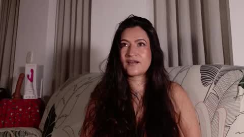 Snapshot of deesseluxure_ chatting on 02-21-26, 06:58 Andre online show from 02-21-26, 06:58