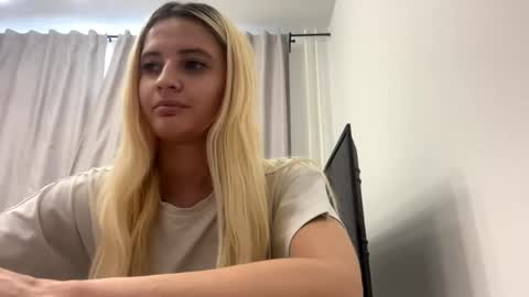 Amelia online show from 05-18-26, 01:06