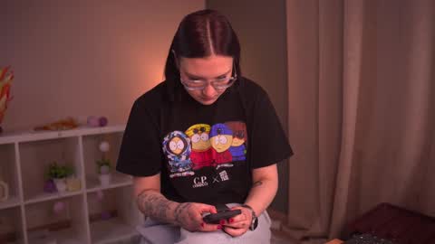 Snapshot of deloresramos chatting on 12-18-25, 05:35 Hey hey Im Scally my first day here online show from 12-18-25, 05:35