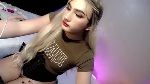 Snapshot of deluxetgirl69 chatting on 12-08-24, 01:24 Chesca online show from 12-08-24, 01:24