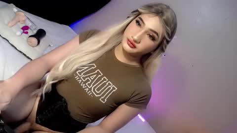 Snapshot of deluxetgirl69 chatting on 12-08-24, 11:19 Chesca online show from 12-08-24, 11:19