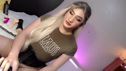 Snapshot of deluxetgirl69 chatting on 12-19-24, 04:57 Chesca online show from 12-19-24, 04:57