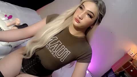 Snapshot of deluxetgirl69 chatting on 12-24-24, 02:43 Chesca online show from 12-24-24, 02:43