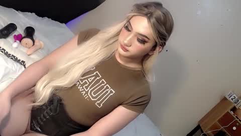 Snapshot of deluxetgirl69 chatting on 12-25-24, 05:37 Chesca online show from 12-25-24, 05:37