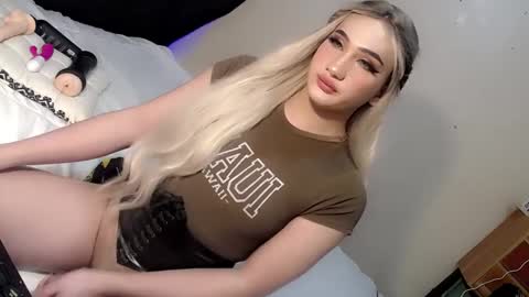 Snapshot of deluxetgirl69 chatting on 12-27-24, 03:20 Chesca online show from 12-27-24, 03:20