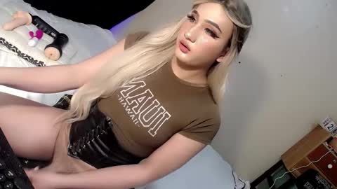 Snapshot of deluxetgirl69 chatting on 12-27-24, 06:35 Chesca online show from 12-27-24, 06:35