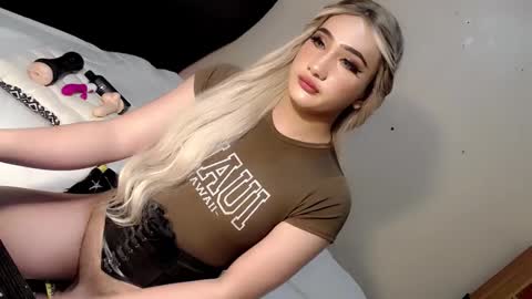 Snapshot of deluxetgirl69 chatting on 12-31-24, 03:34 Chesca online show from 12-31-24, 03:34