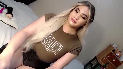 Snapshot of deluxetgirl69 chatting on 01-02-25, 02:35 Chesca online show from 01-02-25, 02:35