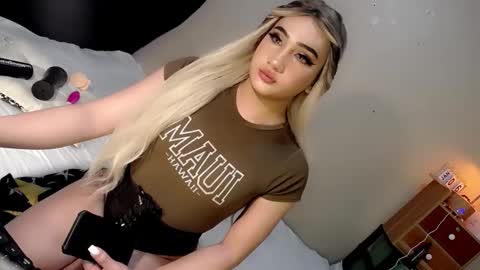 Snapshot of deluxetgirl69 chatting on 01-05-25, 11:44 Chesca online show from 01-05-25, 11:44