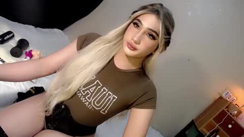 Snapshot of deluxetgirl69 chatting on 01-06-25, 02:48 Chesca online show from 01-06-25, 02:48