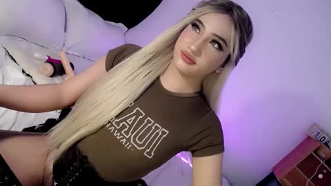 Snapshot of deluxetgirl69 chatting on 01-13-25, 05:44 Chesca online show from 01-13-25, 05:44