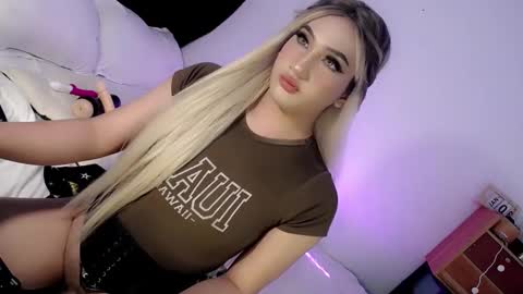 Snapshot of deluxetgirl69 chatting on 01-13-25, 08:48 Chesca online show from 01-13-25, 08:48