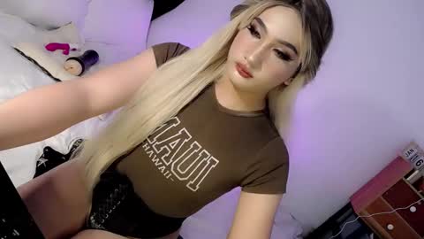 Snapshot of deluxetgirl69 chatting on 01-16-25, 12:31 Chesca online show from 01-16-25, 12:31