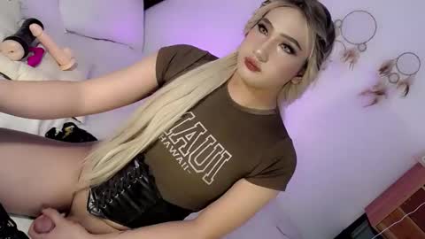 Snapshot of deluxetgirl69 chatting on 01-26-25, 05:34 Chesca online show from 01-26-25, 05:34