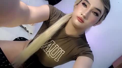 Snapshot of deluxetgirl69 chatting on 01-30-25, 09:36 Chesca online show from 01-30-25, 09:36