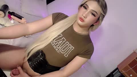 Snapshot of deluxetgirl69 chatting on 01-31-25, 11:45 Chesca online show from 01-31-25, 11:45
