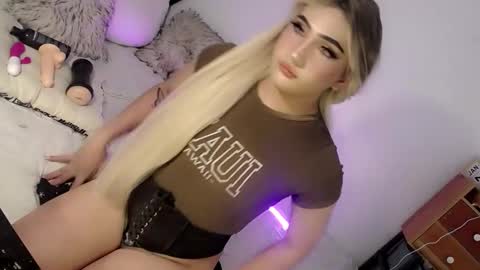 Snapshot of deluxetgirl69 chatting on 02-06-25, 03:52 Chesca online show from 02-06-25, 03:52