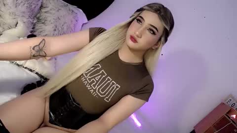 Snapshot of deluxetgirl69 chatting on 02-09-25, 06:37 Chesca online show from 02-09-25, 06:37