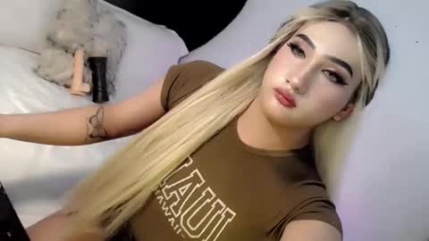 Snapshot of deluxetgirl69 chatting on 02-10-25, 01:14 Chesca online show from 02-10-25, 01:14