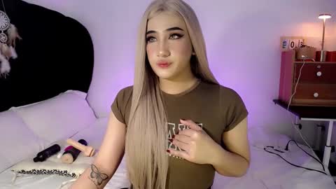Snapshot of deluxetgirl69 chatting on 02-11-25, 10:15 Chesca online show from 02-11-25, 10:15