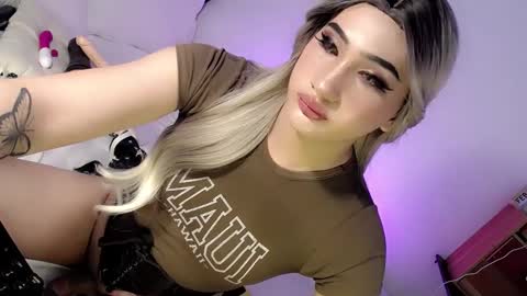 Snapshot of deluxetgirl69 chatting on 02-15-25, 01:42 Chesca online show from 02-15-25, 01:42