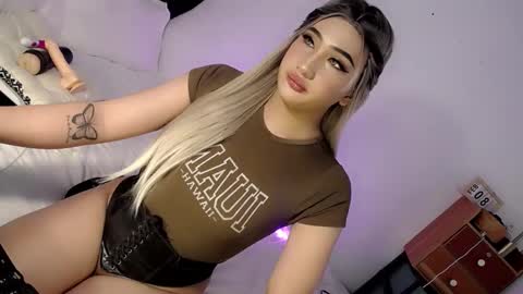 Snapshot of deluxetgirl69 chatting on 02-16-25, 01:27 Chesca online show from 02-16-25, 01:27