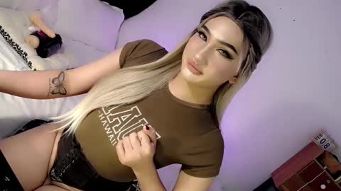 Snapshot of deluxetgirl69 chatting on 02-16-25, 04:32 Chesca online show from 02-16-25, 04:32