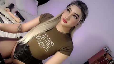 Snapshot of deluxetgirl69 chatting on 02-19-25, 05:49 Chesca online show from 02-19-25, 05:49
