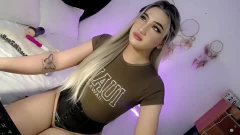 Snapshot of deluxetgirl69 chatting on 02-23-25, 04:02 Chesca online show from 02-23-25, 04:02