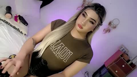 Snapshot of deluxetgirl69 chatting on 02-24-25, 03:42 Chesca online show from 02-24-25, 03:42