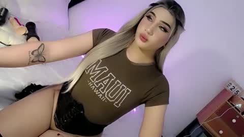Snapshot of deluxetgirl69 chatting on 02-25-25, 12:03 Chesca online show from 02-25-25, 12:03