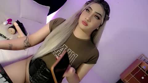 Snapshot of deluxetgirl69 chatting on 09-09-25, 08:52 Chesca online show from 09-09-25, 08:52