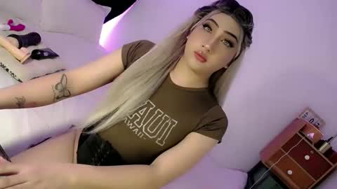 Snapshot of deluxetgirl69 chatting on 09-13-25, 09:31 Chesca online show from 09-13-25, 09:31