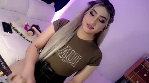 Snapshot of deluxetgirl69 chatting on 10-25-25, 08:55 Chesca online show from 10-25-25, 08:55