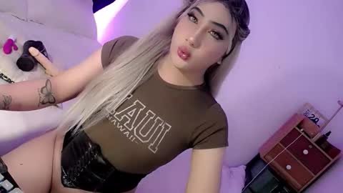 Snapshot of deluxetgirl69 chatting on 10-26-25, 07:25 Chesca online show from 10-26-25, 07:25