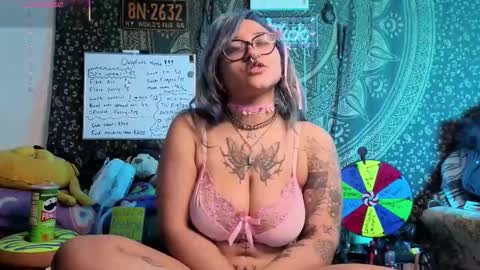 Snapshot of deluxxxeblu chatting on 12-18-25, 03:23 TankinBody online show from 12-18-25, 03:23