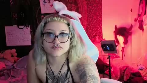 Snapshot of deluxxxeblu chatting on 02-08-26, 03:10 TankinBody online show from 02-08-26, 03:10