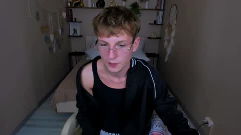 Snapshot of dennis_rodriguez chatting on 11-23-25, 09:03 Dennis online show from 11-23-25, 09:03